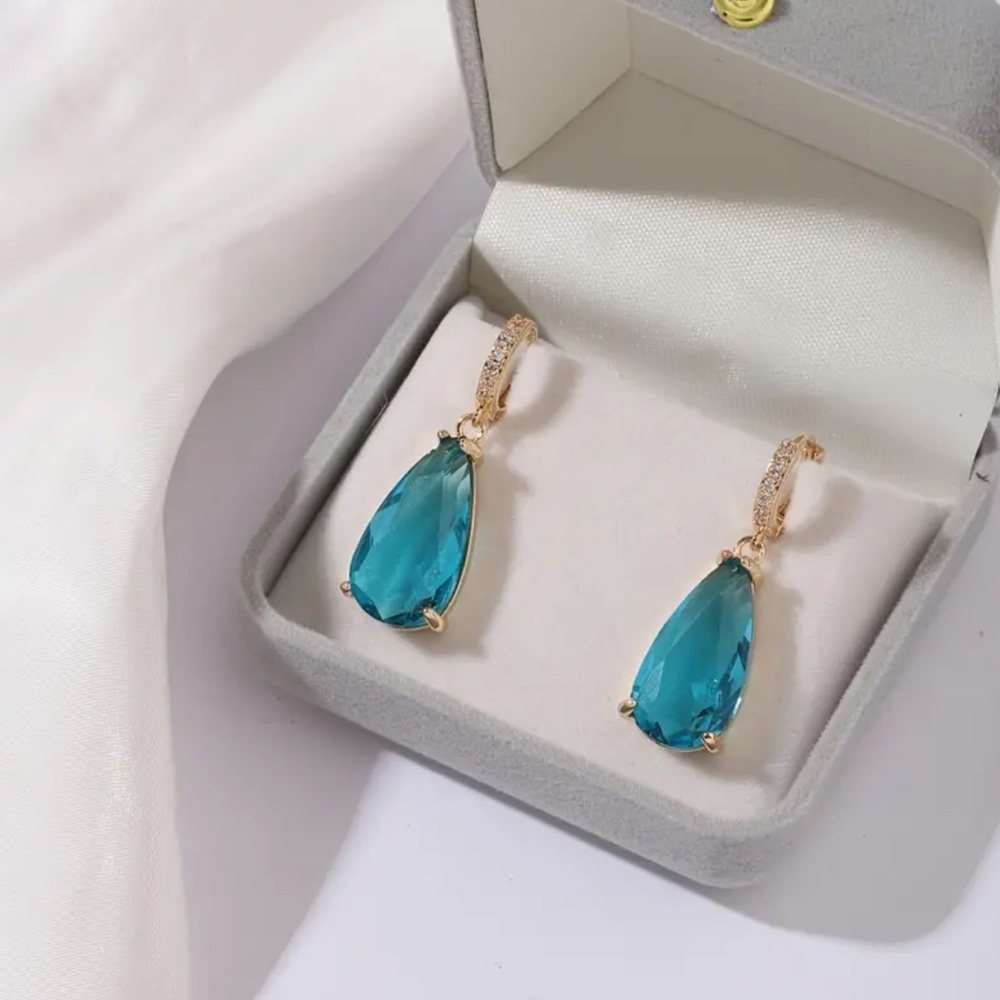 14k Gold plated Tear Drop & Dangle Earrings with Zirconia in Blue.